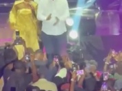 Tidjane Thiam danse au concert de Roseline Layo le 21 décembre 2024
