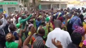 Des centaines de partisans du PDCI-RDA ont investi ce 2 avril 2025 le quartier du Plateau à Abidjan pour soutenir leur président Tidjane Thiam.mp4