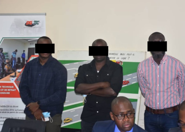 Filmé au volant avec son téléphone à Abidjan © Crédit photo DR Filmé au volant avec son téléphone à Abidjan © Crédit photo DR