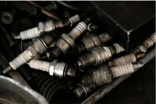 1485 bougies auto contrefaites saisies et détruites en Côte d'Ivoire © Crédit photo DR 1485 bougies auto contrefaites saisies et détruites en Côte d'Ivoire © Crédit photo DR