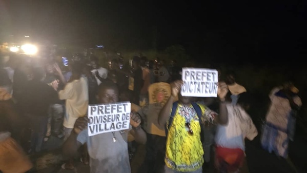 Manifestation au village d'Akrou après la nomination d'un chef de village © Crédit photo DR Manifestation au village d'Akrou après la nomination d'un chef de village © Crédit photo DR