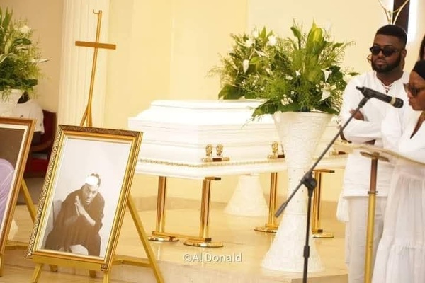 Dan Marcel : Josey en larmes aux obsèques © Crédit photo DR Dan Marcel : Josey en larmes aux obsèques © Crédit photo DR