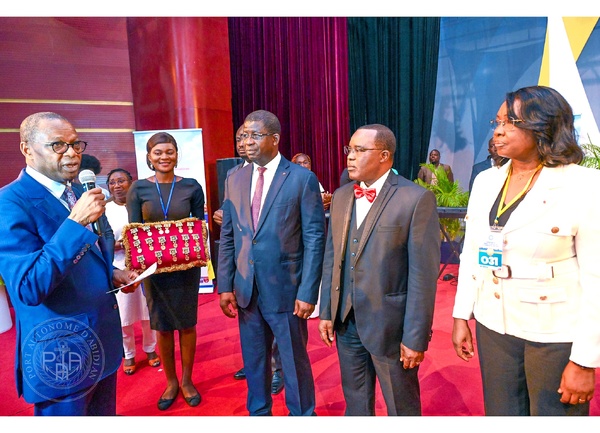 L'État ivoirien honore 377 agents du Port Autonome d'Abidjan © Crédit photo DR L'État ivoirien honore 377 agents du Port Autonome d'Abidjan © Crédit photo DR