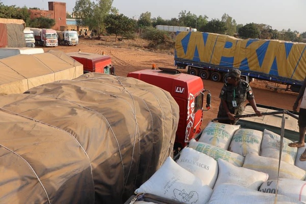 La douane burkinabè intercepte 23 camions de niébé et karité d'une valeur de 68 millions FCFA à Dakola © Crédit photo DR La douane burkinabè intercepte 23 camions de niébé et karité d'une valeur de 68 millions FCFA à Dakola © Crédit photo DR