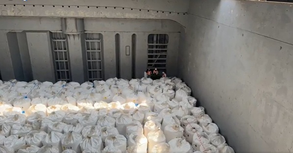 Les coulisses du déchargement du Zimrida à Abidjan © Crédit photo DR Les coulisses du déchargement du Zimrida à Abidjan © Crédit photo DR