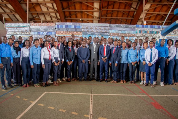 Le ministre Adama Diawara remet 3000 matelas à l'INP-HB de Yamoussoukro © Crédit photo DR Le ministre Adama Diawara remet 3000 matelas à l'INP-HB de Yamoussoukro © Crédit photo DR