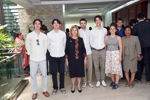 Des étudiants de HEC Paris chez Dominique Ouattara Des étudiants de HEC Paris chez Dominique Ouattara