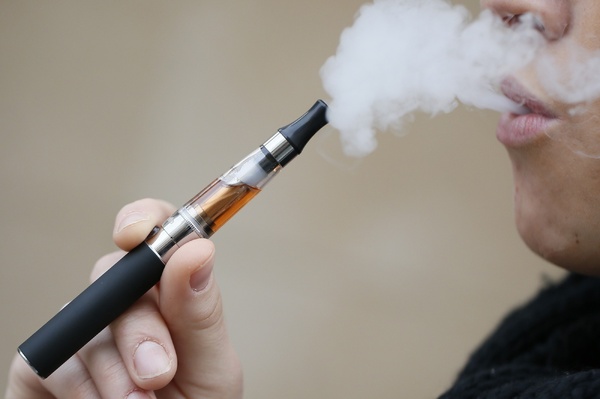 Le gouvernement ivoirien interdit désormais de fumer les cigarettes électroniques dans les espaces publics © Crédit photo DR Le gouvernement ivoirien interdit désormais de fumer les cigarettes électroniques dans les espaces publics © Crédit photo DR