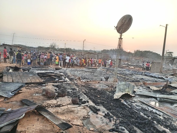 Un incendie a ravagé dimanche 18 habitations dans la cité ouvrière de Danzerville, près de Vavoua © Crédit photo DR Un incendie a ravagé dimanche 18 habitations dans la cité ouvrière de Danzerville, près de Vavoua © Crédit photo DR