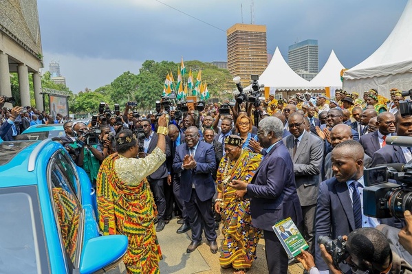 Cissé Bacongo offre 95 véhicules aux chefs Atchan et Akyé © Crédit photo DR