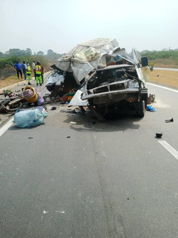 Accident de la route sur l'axe Abidjan-Bouaké ce dimanche : Six morts dans une collision entre un camion et un minicar Accident de la route sur l'axe Abidjan-Bouaké ce dimanche : Six morts dans une collision entre un camion et un minicar