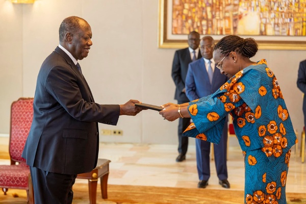 Cinq ambassadeurs présentent leurs Lettres de créance à Ouattara © Crédit photo DR Cinq ambassadeurs présentent leurs Lettres de créance à Ouattara © Crédit photo DR