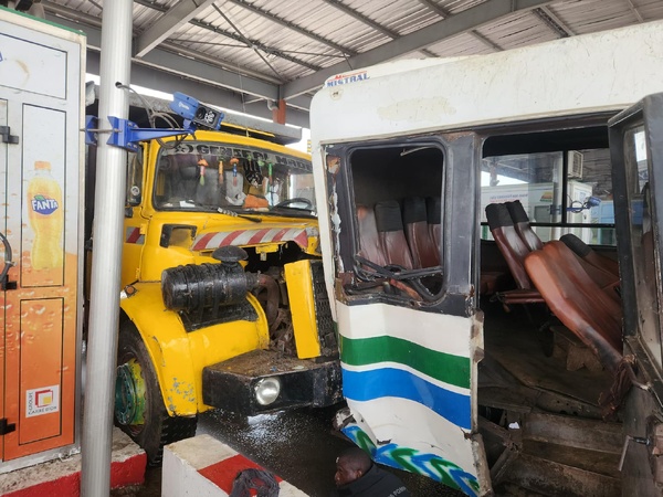 Accident au péage d'Attingué ce vendredi © Crédit photo DR Accident au péage d'Attingué ce vendredi © Crédit photo DR