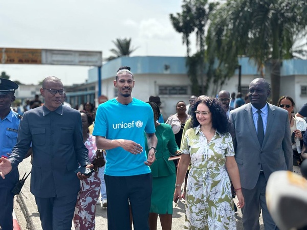 Sébastien Haller au CHU de Treichville pour les enfants © Crédit photo DR Sébastien Haller au CHU de Treichville pour les enfants © Crédit photo DR