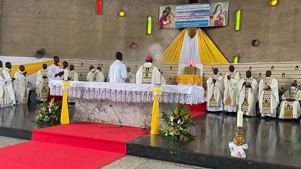 La liste des évêques et archevêques catholiques de Côte d'Ivoire