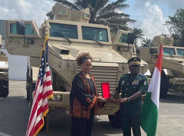 Les États-Unis livrent des blindés à la Côte d'Ivoire © Crédit photo DR Les États-Unis livrent des blindés à la Côte d'Ivoire © Crédit photo DR