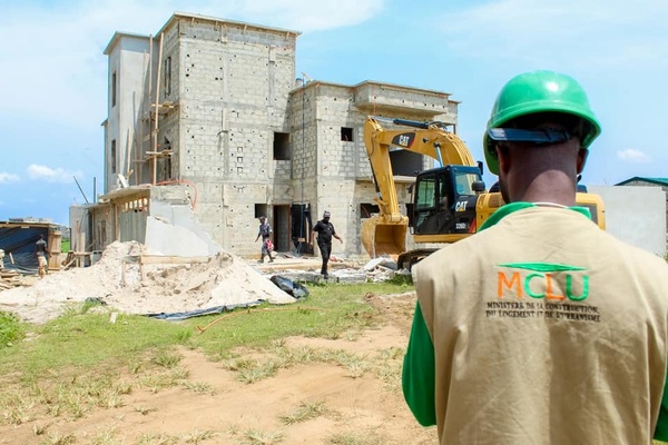 Démolition d'un immeuble R+3 sans autorisation à Bingerville © Crédit photo DR