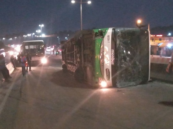 Accident d'un bus de la SOTRA sur l'échangeur MACACI © Crédit photo DR Accident d'un bus de la SOTRA sur l'échangeur MACACI © Crédit photo DR