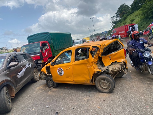 Accident de circulation à Yopougon - Adjamé ce 27 mai © Crédit photo DR Accident de circulation à Yopougon - Adjamé ce 27 mai © Crédit photo DR