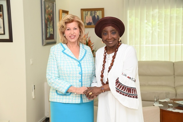 Aïcha Koné chante pour Alassane Ouattara et Dominique © Crédit photo DR
