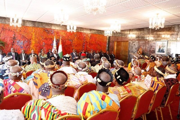 Les chefs baoulés apportent leur soutien à Alassane Ouattara avant la présidentielle 2025 Les chefs baoulés apportent leur soutien à Alassane Ouattara avant la présidentielle 2025
