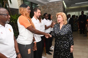 Dominique Ouattara reçoit les basketteuses ivoiriennes après l'Afrobasket féminin 2025 à Abidjan Dominique Ouattara reçoit les basketteuses ivoiriennes après l'Afrobasket féminin 2025 à Abidjan