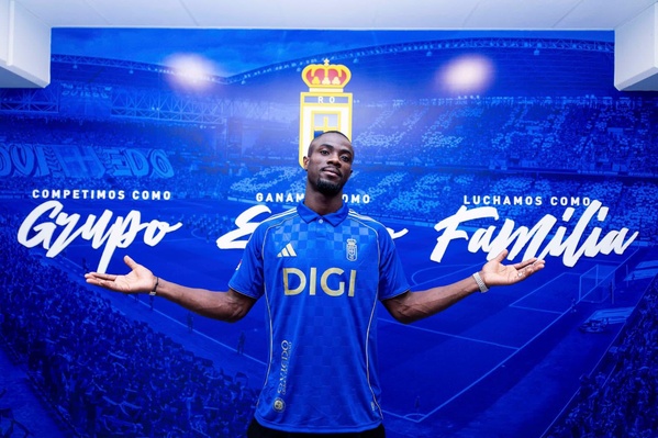 Éric Bailly signe au Real Oviedo © Crédit photo DR Éric Bailly signe au Real Oviedo © Crédit photo DR