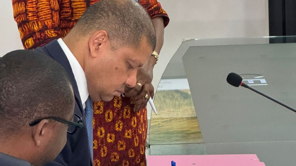 Jean-Louis Billon officialise sa candidature présidentielle auprès de la CEI© Crédit photo DR Jean-Louis Billon officialise sa candidature présidentielle auprès de la CEI© Crédit photo DR