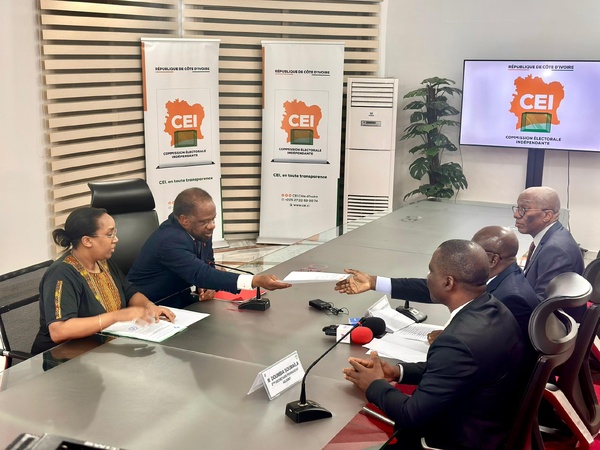 Dano Djédjé dépose la candidature de Laurent Gbagbo pour la présidentielle à la CEI © Crédit photo DR