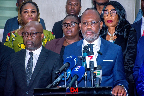 Don Mello dépose son dossier candidature avec Blé Goudé à ses côtés © Crédit photo DR
