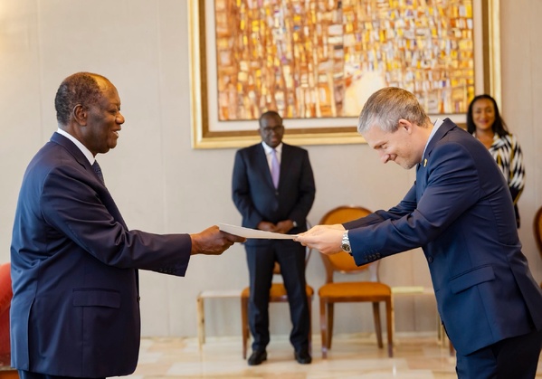 Alassane Ouattara reçoit les lettres de créance de six nouveaux ambassadeurs © Crédit photo DR Alassane Ouattara reçoit les lettres de créance de six nouveaux ambassadeurs © Crédit photo DR
