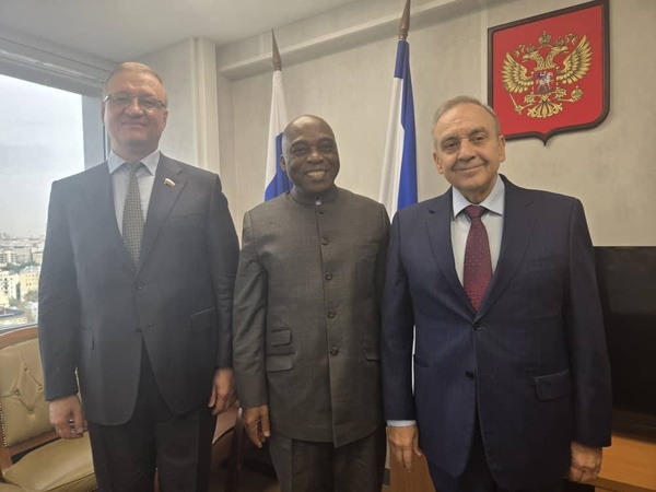Ahoua Don Mello échange avec des proches de Poutine à Moscou avant la présidentielle d'octobre 2025 © Crédit photo DR