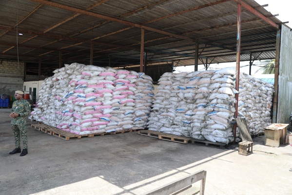 1 tonnes de faux médicaments et 110 tonnes de sucre saisis à Boundiali par la douane © Crédit photo DR 1 tonnes de faux médicaments et 110 tonnes de sucre saisis à Boundiali par la douane © Crédit photo DR