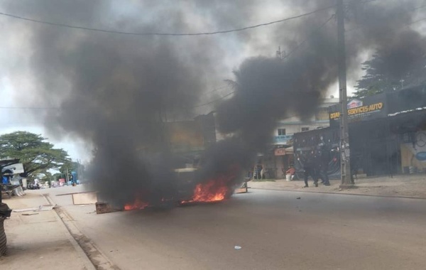 Un taxi incendié à Yopougon lors de nouvelles manifestations ce jeudi © Crédit photo DR Un taxi incendié à Yopougon lors de nouvelles manifestations ce jeudi © Crédit photo DR