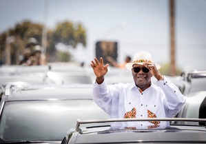 Alassane Ouattara aux populations du Zanzan en campagne à Bondoukou : "Je vous confie ma candidature" Alassane Ouattara aux populations du Zanzan en campagne à Bondoukou : "Je vous confie ma candidature"