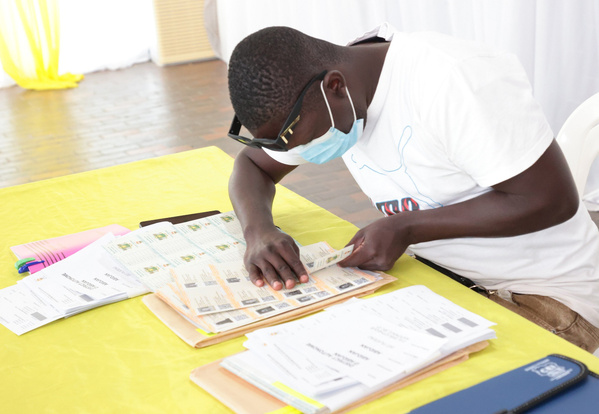 La CEI prolonge la distribution des cartes d'électeur jusqu'au 22 octobre © Crédit photo DR La CEI prolonge la distribution des cartes d'électeur jusqu'au 22 octobre © Crédit photo DR