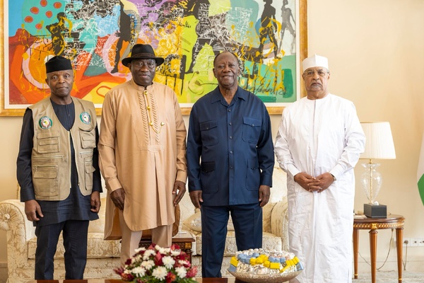 À Abidjan, Ouattara reçoit Goodluck Jonathan et la mission d'observation UA-CEDEAO avant le scrutin du 25 octobre © Crédit photo DR À Abidjan, Ouattara reçoit Goodluck Jonathan et la mission d'observation UA-CEDEAO avant le scrutin du 25 octobre © Crédit photo DR