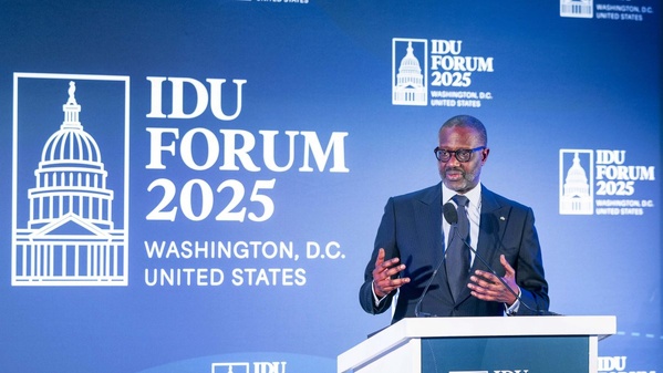 Tidjane Thiam reçoit le Prix Bush-Thatcher de l'IDU pour la liberté © Crédit photo DR Tidjane Thiam reçoit le Prix Bush-Thatcher de l'IDU pour la liberté © Crédit photo DR