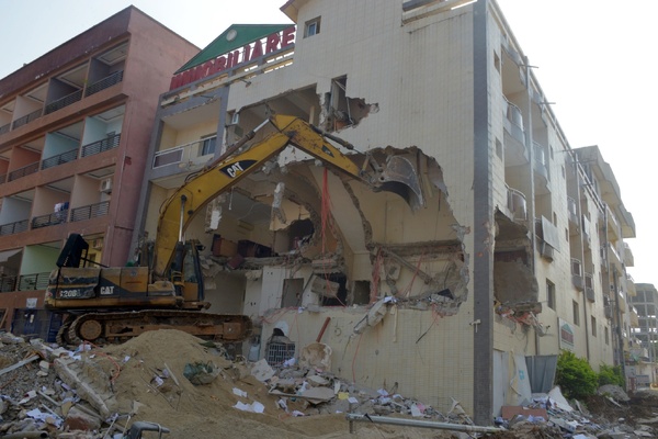 Démolition d'un immeuble R+2 à Riviera Faya © Crédit photo DR Démolition d'un immeuble R+2 à Riviera Faya © Crédit photo DR