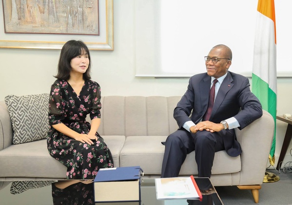 Le ministre ivoirien Bruno Koné reçoit Huawei pour la digitalisation de la chaîne foncière en Côte d'Ivoire © Crédit photo DR