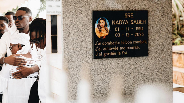 Ariel Sheney pleure son épouse lors de l'inhumation à Williamsville © Crédit photo DR Ariel Sheney pleure son épouse lors de l'inhumation à Williamsville © Crédit photo DR