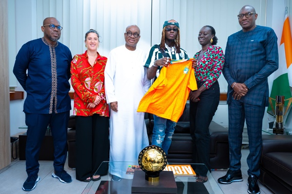 Himra reçu à la FIF pour composer l'hymne des Éléphants pour la CAN 2025 © Crédit photo DR