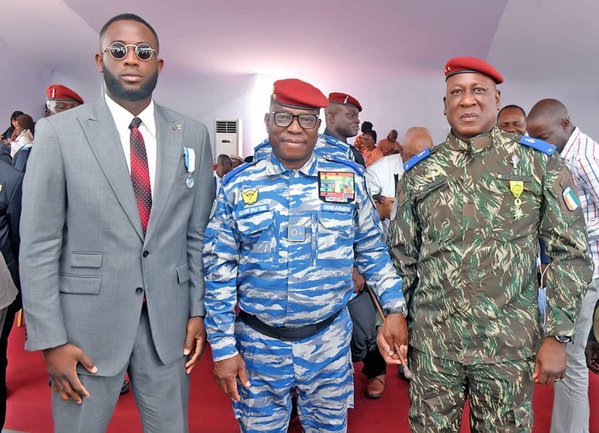 Cheick Cissé reçoit la Médaille de la Gendarmerie © Crédit photo DR Cheick Cissé reçoit la Médaille de la Gendarmerie © Crédit photo DR