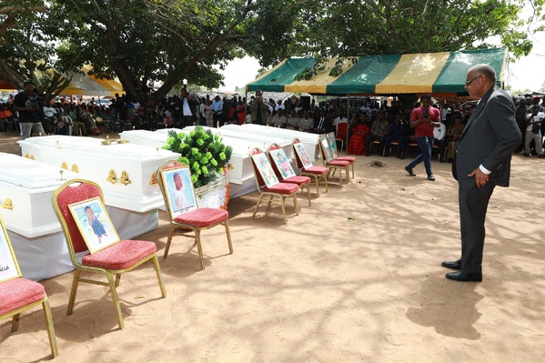 Toxi-infection à Adzopé : 11 morts, le gouvernement participe aux funérailles © Crédit photo DR Toxi-infection à Adzopé : 11 morts, le gouvernement participe aux funérailles © Crédit photo DR