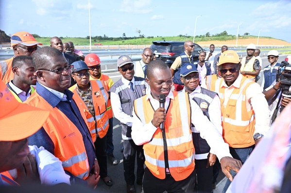Le ministre Hien Sié Yacouba inspecte la voie Y4 d'Abidjan  © Crédit photo DR