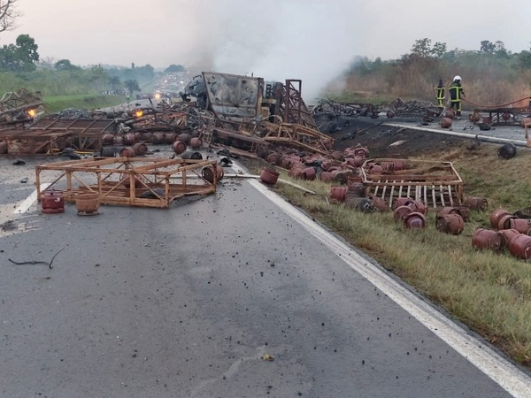 Un camion de gaz prend feu sur l'autoroute du Nord dans un accident