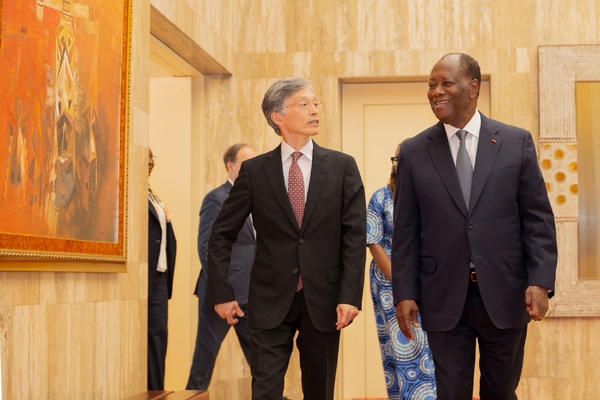 Alassane Ouattara reçoit Kenji Okamura, Directeur Adjoint du FMI © Crédit photo DR Alassane Ouattara reçoit Kenji Okamura, Directeur Adjoint du FMI © Crédit photo DR