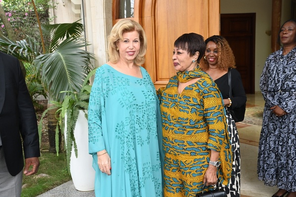 Dominique Ouattara et Henriette Bédié, une rencontre chaleureuse © Crédit photo DR Dominique Ouattara et Henriette Bédié, une rencontre chaleureuse © Crédit photo DR