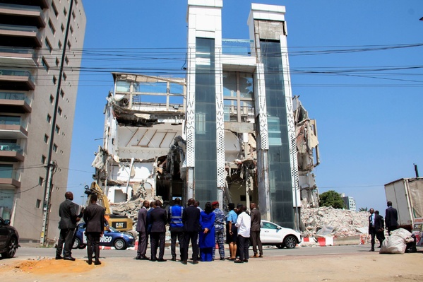 Démolition d'un immeuble R+5 à Marcory © Crédit photo DR