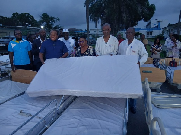 CHU de Treichville, l'église Vase d'Honneur du Pasteur Mohamed Sanogo fait un don de 7,5 millions FCFA d’équipements médicaux © Crédit photo DR